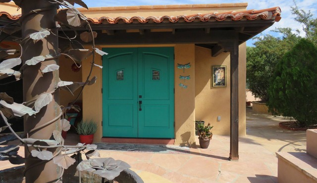 Damselfly Studio. Contemporary, comfortable retreat with gorgeous views near SNP in Tucson