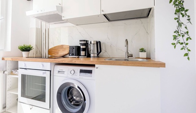 Deda Studio w. Smart TV · AC · washing machine in Bucharest