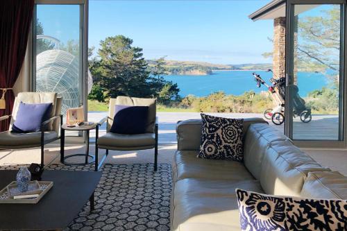 Deluxe Coastal Home & Award-winning Golf in Whangaparaoa
