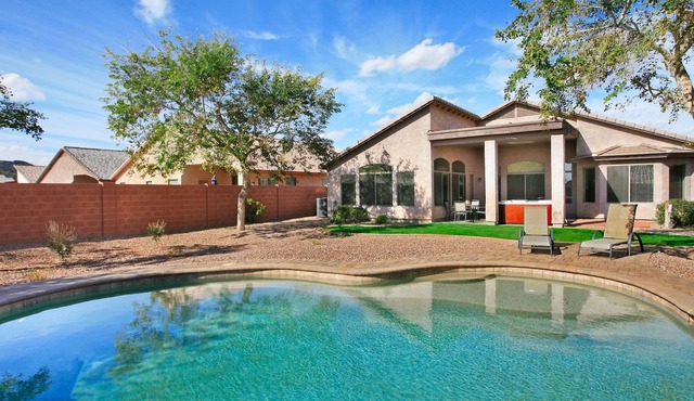 Description Includes Discounts! Private w/4 Kings or 7 total beds! Pool/Hot Tub! in Glendale