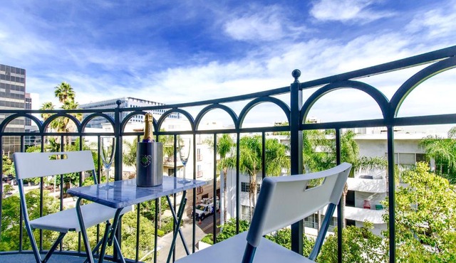 Designer Penthouse 2 Bedroom with Balcony Beverly Hills Adjacent in Los Angeles