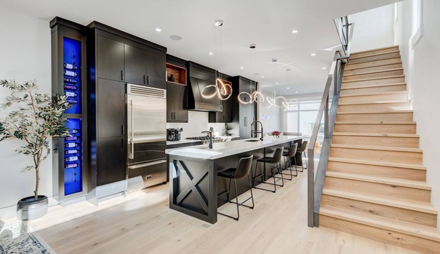 Detach, Luxury, Near Downtown w/Hot tub+ Garage in Calgary