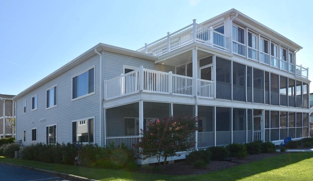 Dewey Beach 4BR Condo Ocean Block w/Parking, Outdoor Shower in Rehoboth Beach