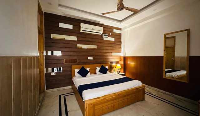 Divine Inn Hotel Rajouri Gardan in New Delhi