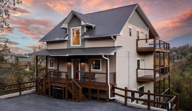 Dog-Friendly Epic Mtn View HotTub 5 King Bed in Gatlinburg