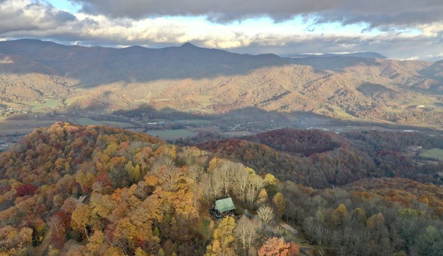 Don't Miss This View! Secluded Mountaintop Cabin- w/Hot tub & Shuffleboard in Waynesville