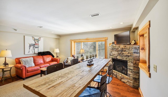 Downtown Blowing Rock Getaway - STEPS to Shop & Dining - Cozy Fireplace "BEAR" in Blowing Rock