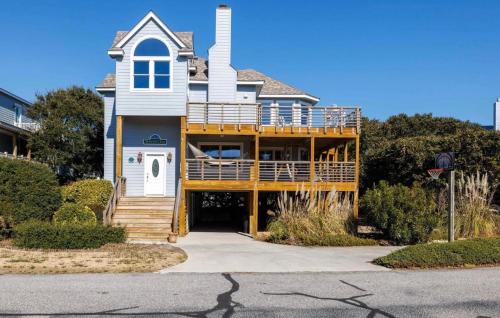 Downtown Duck Resort Perks Ocean Views & Hot Tub in Duck