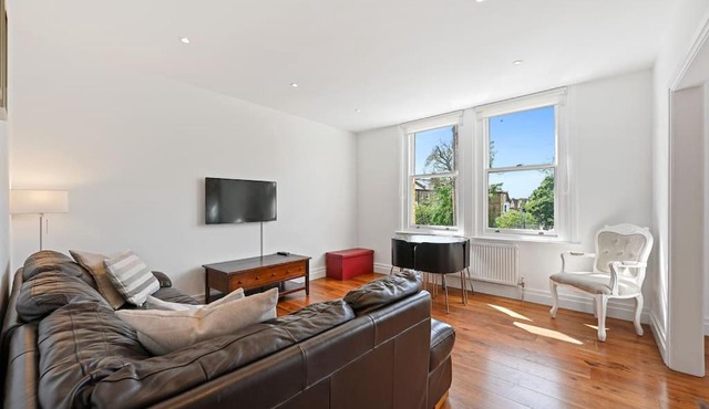 Ealing Broadway - Lovely 2-bedroom flat with offstreet parking in Ealing