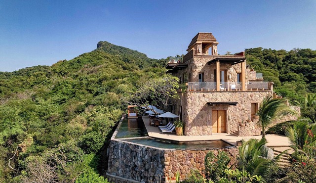 El Adivino: Ultra-Luxury Villa + Chef, Butler & Pool in Imanta