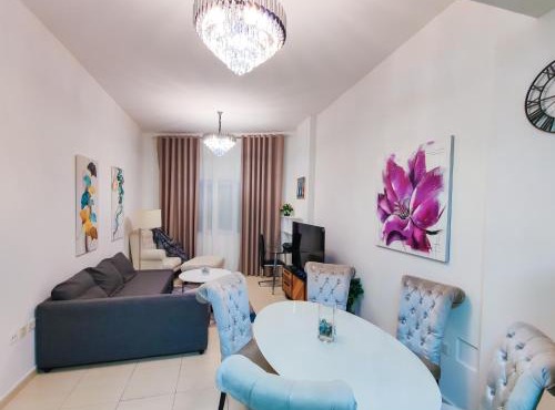 Elegant Fresh 1BR with Heated Pool, just steps from Mall, Restaurants & Fitness center