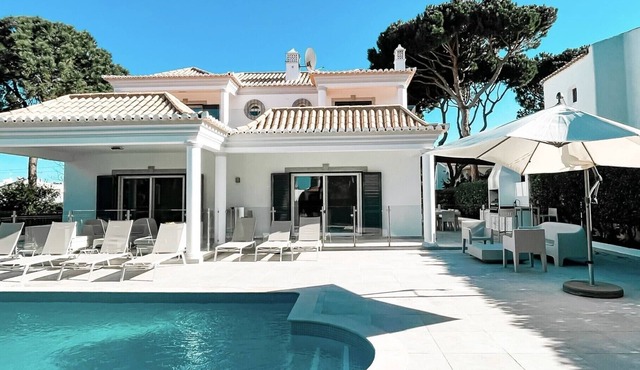 Elegant spacious house in Vilamoura with private heated pool and family BBQ area in Quarteira