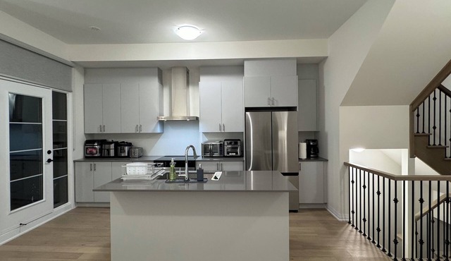 Elegant Townhome in Prestigious Woodbridge Estate, Vaughan (Selena)
