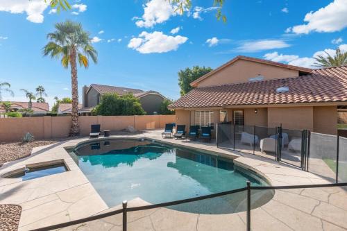 Entertainer's DREAM! 7 bedroom/4 bath w HEATED POOL & SPA (SLEEPS 16) in Phoenix