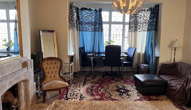 Entire flat/quiet/near Heathrow Airport/3mins walk to Thames/Victorian/fireplace in Twickenham