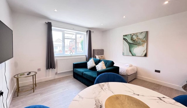 EV Charge -Free Parking-5 Mins to Heathrow Airport in Stanwell