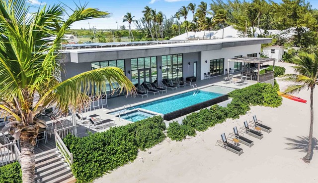Evolution: Luxe Single-Level Villa w/Pool + Jacuzzi in Bodden Town