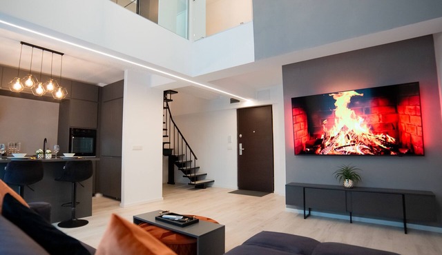 Executive 1BR Duplex, Sleeps Up to 4, Near Promenada Mall, 75” TV & Fast Wi-Fi in București