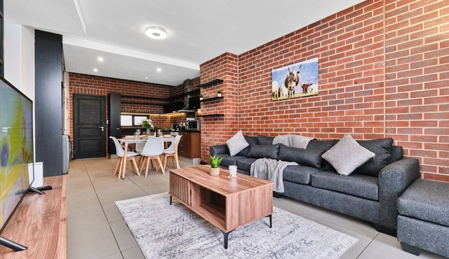 Executive 2BR - Heart of Rosebank- Walk to Mall, The Zone Starbucks & Gautrain in Johannesburg