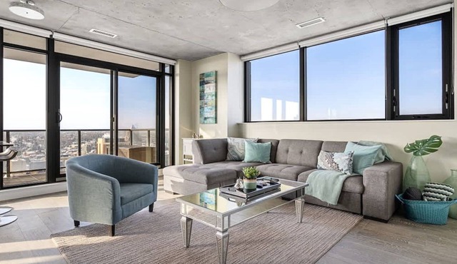 Executive Sky LUX - 2 BD 2BA, Views, Pool, Patio & Gym in Calgary