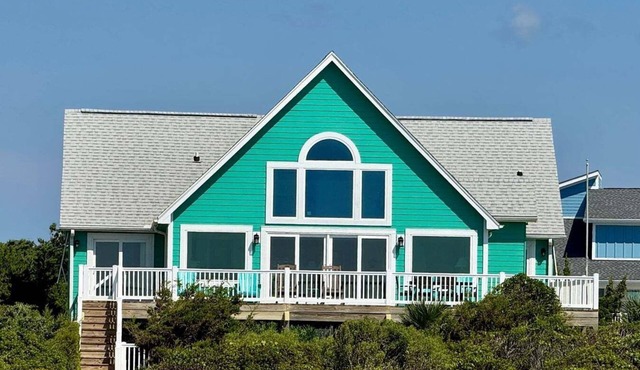 Experience oceanfront luxury at Serenity's Star, a spacious 4BR home in Holden Beach.