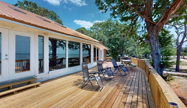 Exquisite Waterfront Home, Dog-Friendly, Game Room in Freeport