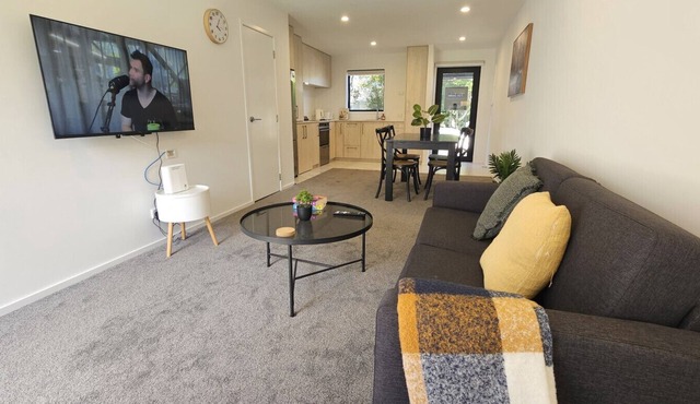 Family-Friendly 2BR Townhouse with Fenced Yard in Auckland City