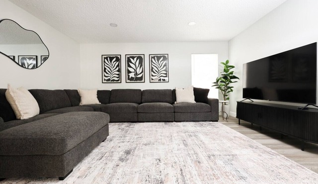Family-Friendly Southwest Bakersfield Retreat with Jacuzzi & Fenced Yard in Bakersfield