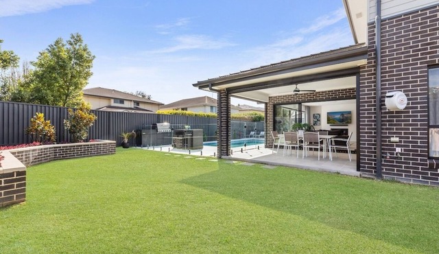 Family Haven 4 Bed + North-Facing Pool, Illawong - Pet Friendly in Illawong