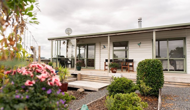 Fantail Cottage - 35mins to Raglan &15 mins to shopping centre. Farm outlook in Whatawhata