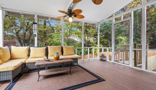 Fire pit - 6 Min to North Hills - Screened Porch in Raleigh
