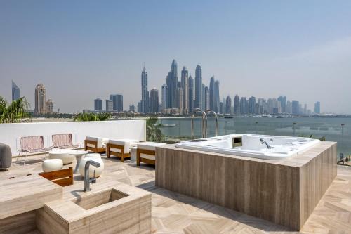 FIVE Palm Beachfront Villa -Private Pool & Jacuzzi, Panoramic Views, by Exclusive Holiday Homes