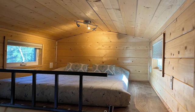 Forest Tiny House - High-End Glampingnn in Grass Valley