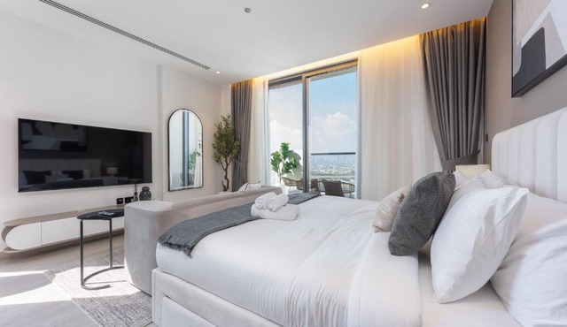Free housekeeping visits during your stay - StayShort - Sleek Studio in Jumeirah Village Triangle