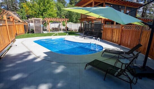 Gorgeous Custom Post & Beam Carriage House with Pool and Swim Spa in Penticton