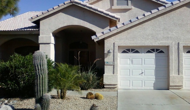 Gorgeous Glendale Home Sleeps 10 Pool, Hot Tub, in Glendale