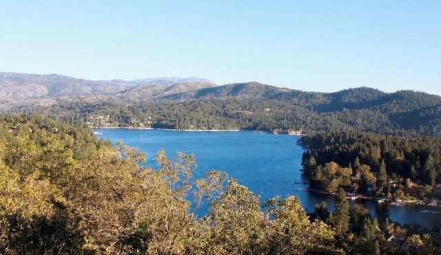 Gorgeous lake views, 5 Bed & 5 Bath + Loft, Game Room