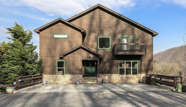 GREAT view DOWNTOWN Gatlinburg with views,community pool, hot tub and fireplace in Gatlinburg