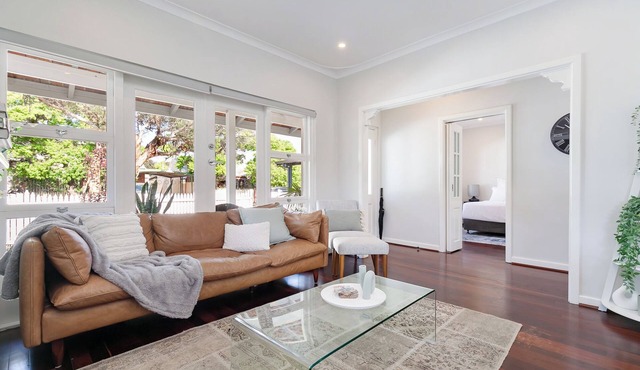 Guildford Cottage | Swan BnB Management in Guildford