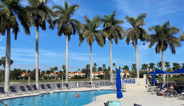 GULFER'S PARADISE Modern 1st Floor Condo, Golf & Water View, 5min to StPeteBeach