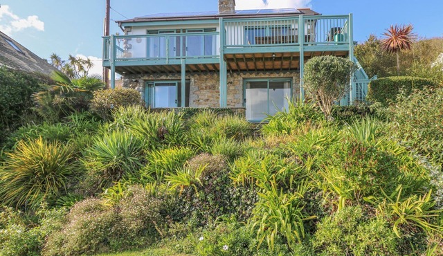 HARBOUR LIGHTS, family friendly, country holiday cottage in Mousehole in Penzance
