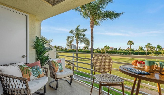 Heated Pool + Hot Tub + Beach Gear + Golf Course Views. 5 Min to St. Pete Beach