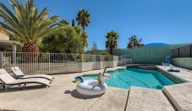 Heated Pool with Cabana & GameRoom 15 Min to Strip in Las Vegas
