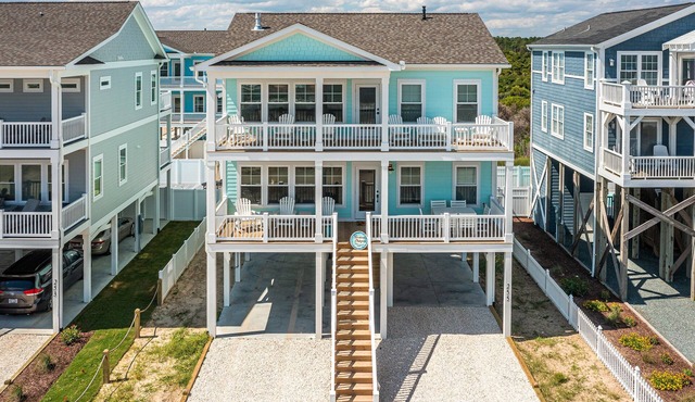 Heaven's Outpost: Waterfront retreat with private pool, beach access, fast WiFi & two decks in Holden Beach