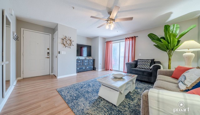 Hidden Gem condo w/Pool < 0.5 Mi to the Beach! in Destin
