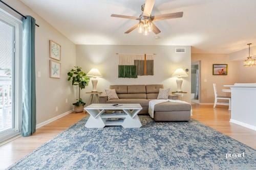 Hidden Gem - pool access, walk to beach in Destin