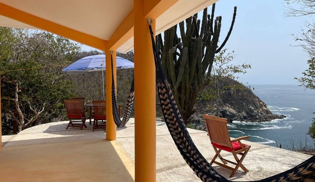 Hidden small house over Playa La Mina and stunning views of the Pacific Ocean in Estacahuite