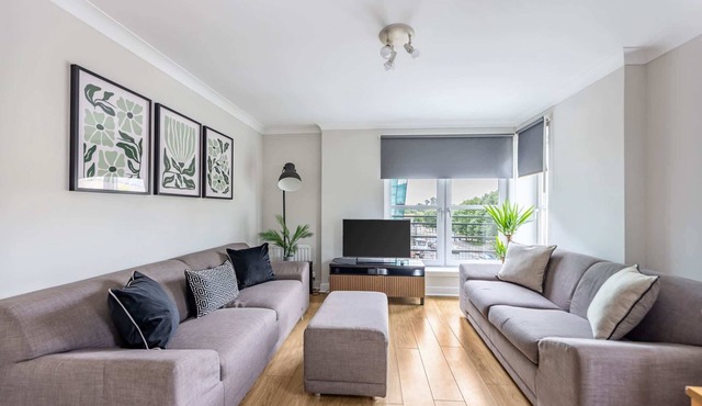 Historic 2BR Flat on the Royal Mile - Old Town Gem in Edinburgh