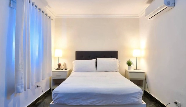 Historic Hotel: 1BD/1BA Vintage Room with Colonial Character & Modern Amenities in Santo domingo