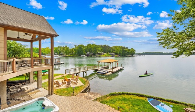 Hot Tub, Game Room, Lakefront, Kayaks & Spacious! in Troutman